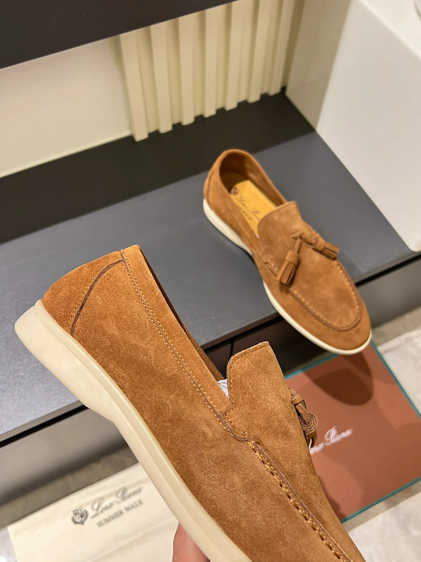 Men's shoes 💰p360 "Loro men's shoes 💰pian'*" Classic L men's shoes for couples 💰p Top version British flat loafers, a must-have item in old money style, the minimalist design is eye-catching and durable, a plus point for dressing The soft foot feel and texture are outstanding. They don’t scratch your feet and are very nice. They are matched with soft and waxy soles. They can be worn daily for a long time without getting tired. They are easy to wear, versatile and classic items, with perfect foot feel and texture! Imported cashmere fabric, the lining is made of imported A-grade water-dyed cow lining, the top version of the genuine leather midsole is sewn with pure handmade mark thread! Size: Female 35-40 (34. Customized) Male 38-44 (45.46. Customized)